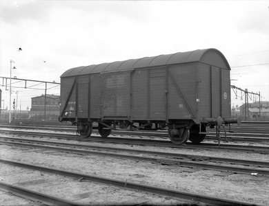 804216 Afbeelding van de gesloten goederenwagen nr. NS 13823 van de N.S. voor het vervoer van los gestort graan.